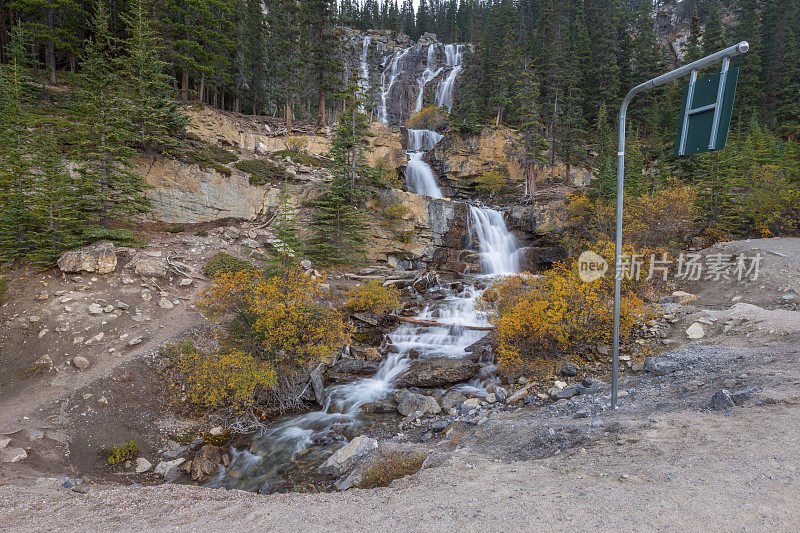 加拿大班夫国家公园的Tangle Creek瀑布